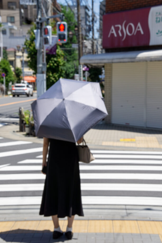 Japonka z parasolem na przejściu dla pieszych