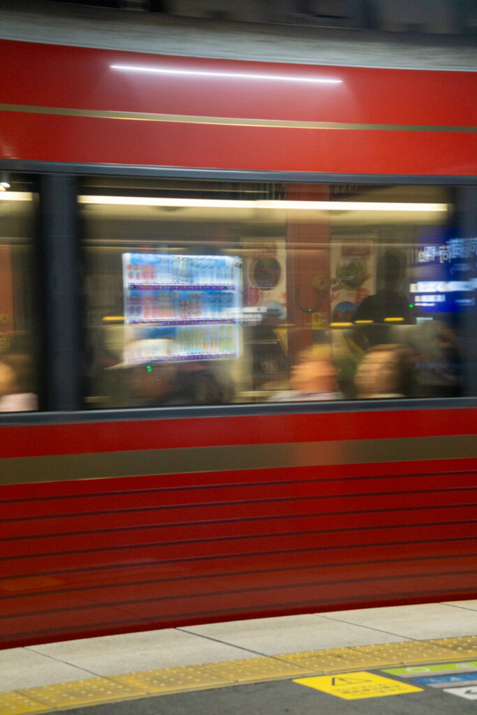 Okno czerwonego pociągu