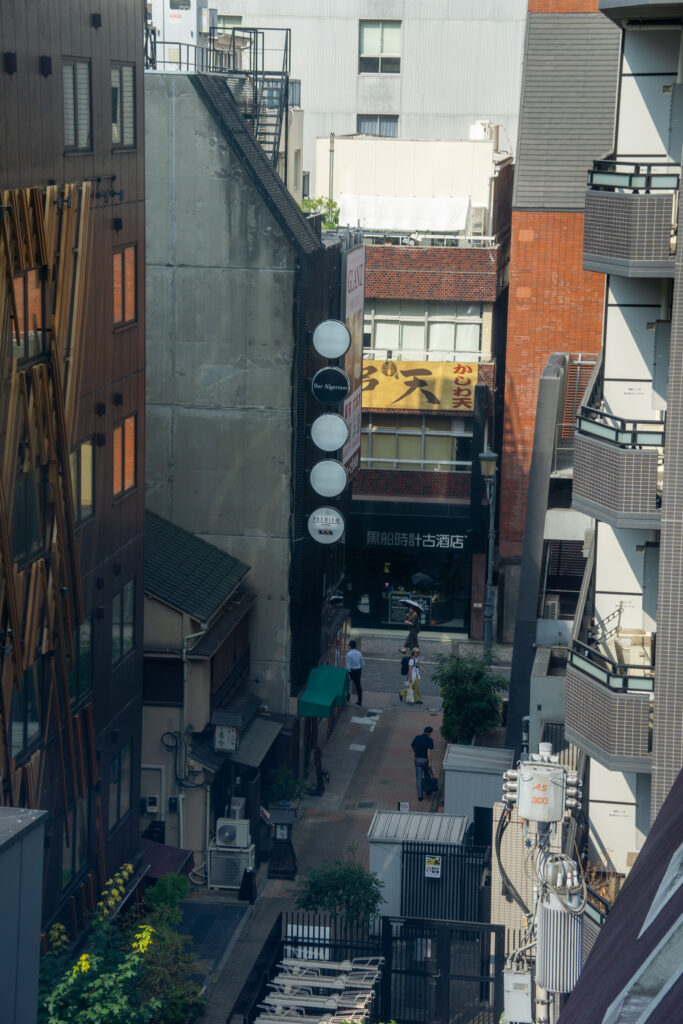 Widok z okna hotelu, boczna ulica w Japonii